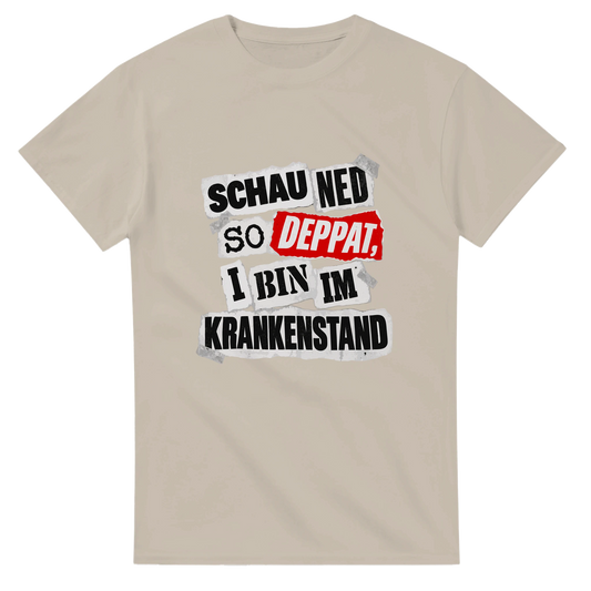 T-Shirt in Sand mit dem Spruch „Schau ned so deppat, i bin im Krankenstand“ im Erpresserbrief-Look