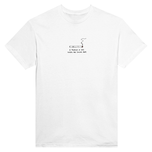 Weißes „A Tschick A Day Keeps The Doctor Away“ T-Shirt mit kleiner Stickerei auf der Brust
