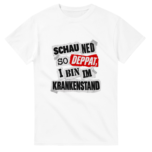 Weißes T-Shirt mit dem Spruch „Schau ned so deppat, i bin im Krankenstand“ im Erpresserbrief-Look